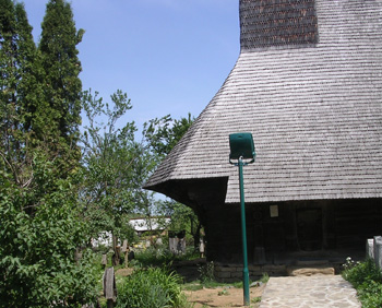 Instalatii electrice si de iluminat - Ansamblu arhitectural cu monument UNESCO:
Biserica de lemn SFINŢII ARHANGHELI Targu Lapus, Rogoz, jud. Maramureş